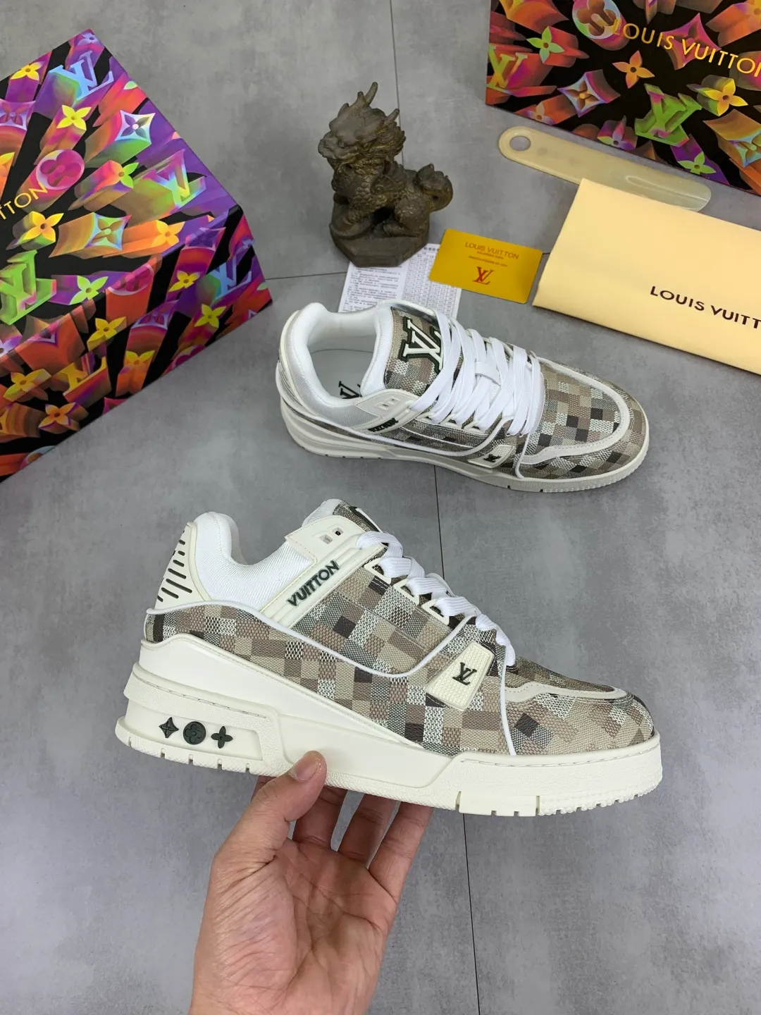 Men's men's shoes 💰P580 New style 💰💎💎Latest color High version 2025Louis*Vuitto* LV Traine Catwalk TRAINER outsole and fabric private model A shoe that definitely costs a lot of money and effort. This series was designed after the arrival of Vifgil. It is favored by many fans every season. Original TPU outsole Original packaging Color: black Available in white (available from stock, super fast shipping) Code number: 35-46